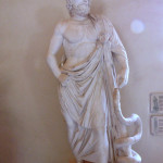 Statue des heiligen Asklepios in Epidauros auf dem Peloponnes.