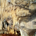 Gesteinsformationen in der Höhle Pirgos Dirou.