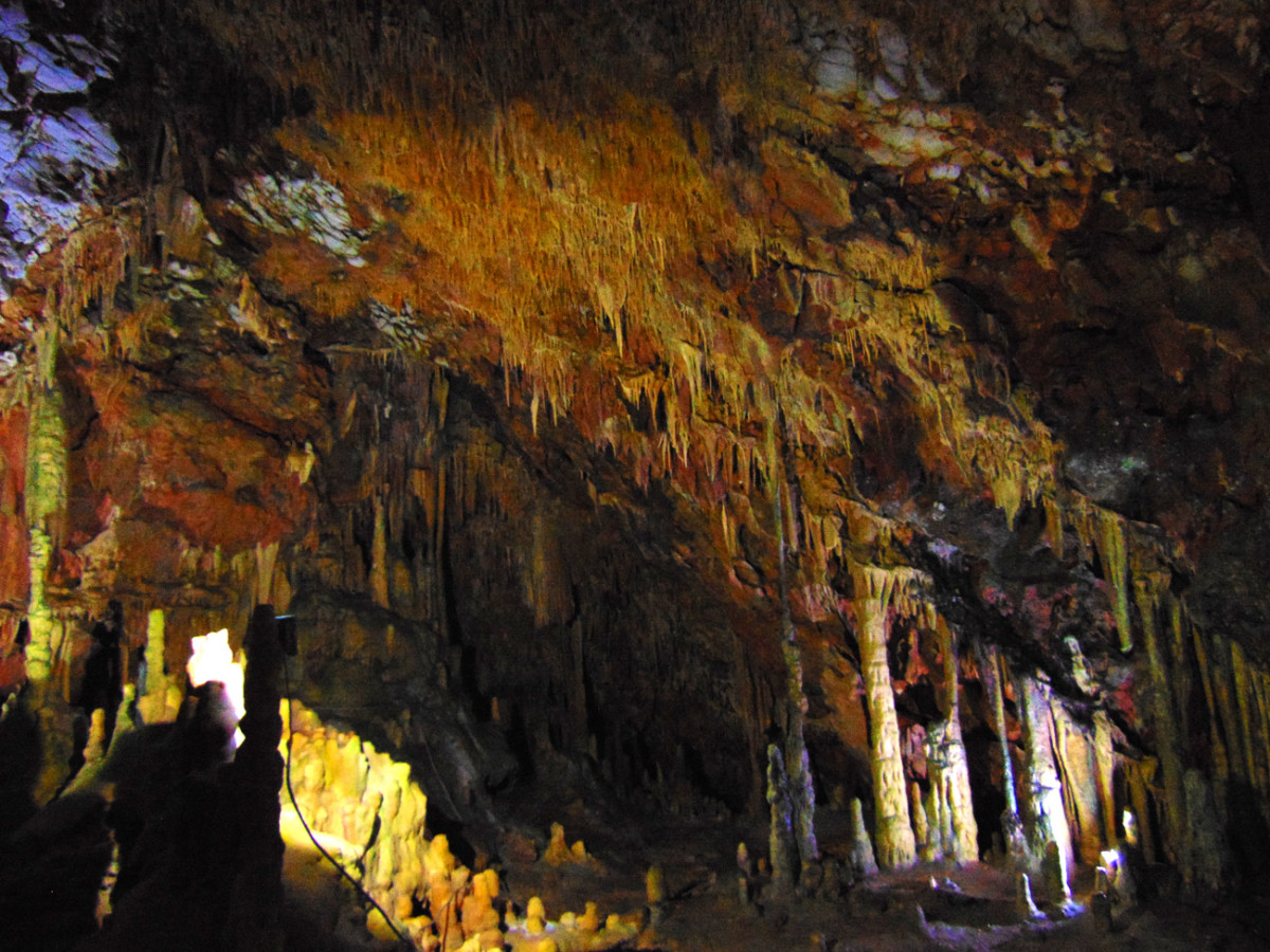 Gesteinsformationen in der Höhle Pirgos Dirou.