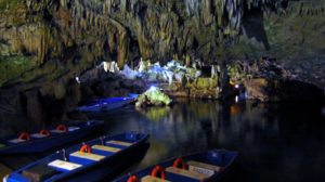 Tropfsteinhöhle von Pirgos Dirou - der Eingangsbereich mit Booten