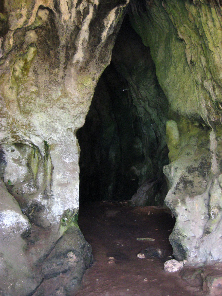 Der Eingang zur Nestor-Grotte oberhalb der Ochsenbauchbucht Voudokilia.