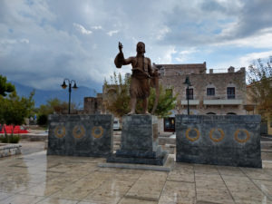 Statue zu Ehren des Petrobey Mavromichalis auf dem Marktplatz von Aeropoli